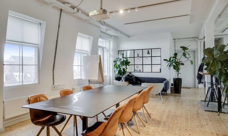Kontorlokale med fælles mødelokale i Københavns Kommune