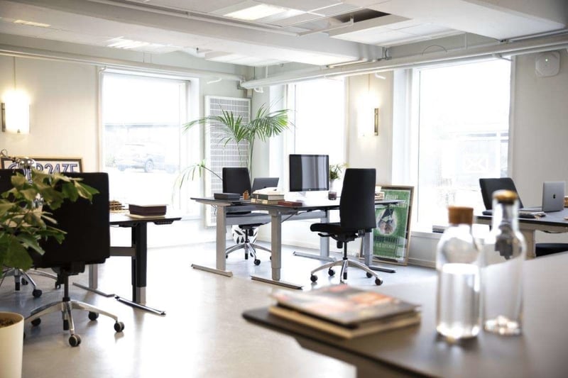 Åbent kontormiljø med kontorpladser i Aalborg